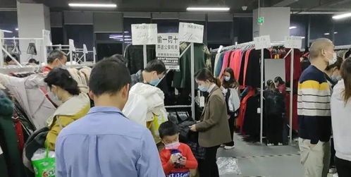 深圳大型服裝廠搬遷出清，市民搶購熱潮席卷現場